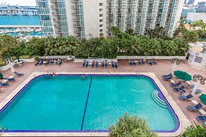 Sea-view Romantic Suite Minutes From the Beach