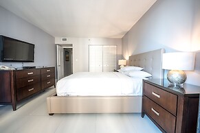 Sea-view Romantic Suite Minutes From the Beach