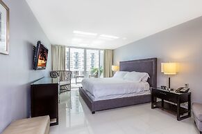 Sea-view Romantic Suite Minutes From the Beach