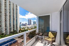 Sea-view Romantic Suite Minutes From the Beach