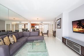 Sea-view Romantic Suite Minutes From the Beach