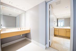 Sea-view Romantic Suite Minutes From the Beach