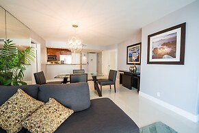 Sea-view Romantic Suite Minutes From the Beach