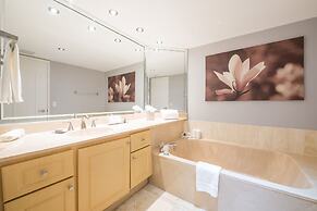 Sea-view Romantic Suite Minutes From the Beach