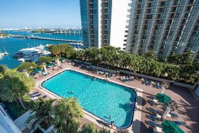 Sea-view Romantic Suite Minutes From the Beach