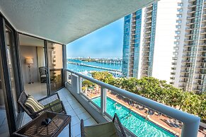 Sea-view Romantic Suite Minutes From the Beach