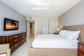 Sea-view Romantic Suite Minutes From the Beach