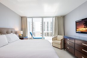 Sea-view Romantic Suite Minutes From the Beach