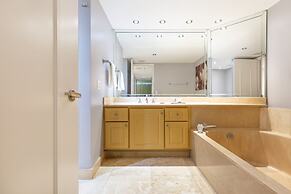 Sea-view Romantic Suite Minutes From the Beach