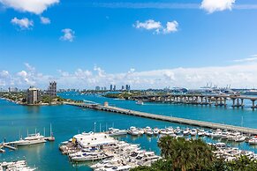 Sea-view Romantic Suite Minutes From the Beach