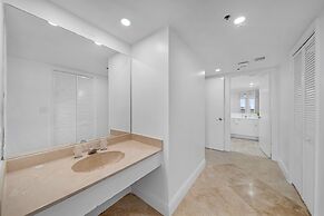 High-rise Comfort With Balcony and Pool