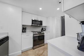 High-rise Comfort With Balcony and Pool