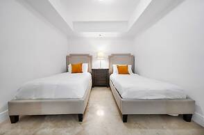 High-rise Comfort With Balcony and Pool