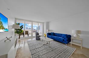 High-rise Comfort With Balcony and Pool