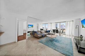 High-rise Comfort With Balcony and Pool