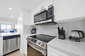 High-rise Comfort With Balcony and Pool