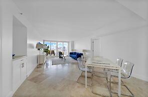 High-rise Comfort With Balcony and Pool