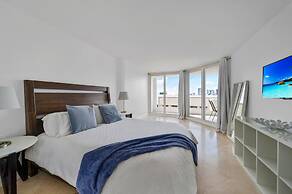 High-rise Comfort With Balcony and Pool