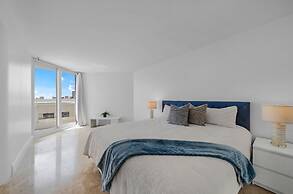 High-rise Comfort With Balcony and Pool