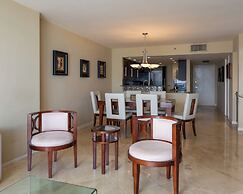 High-rise Comfort With Balcony and Pool