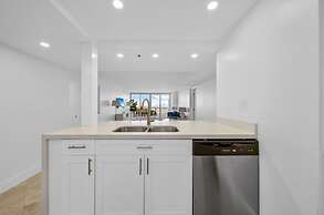 High-rise Comfort With Balcony and Pool