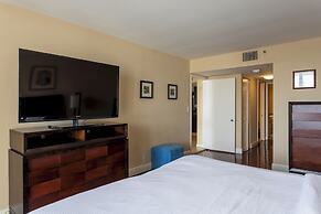 High-rise Comfort With Balcony and Pool