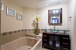 High-rise Comfort With Balcony and Pool