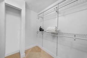 High-rise Comfort With Balcony and Pool