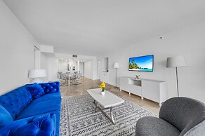 High-rise Comfort With Balcony and Pool