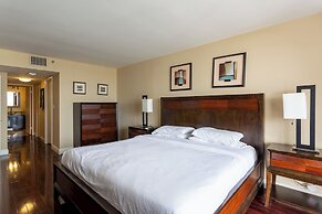 High-rise Comfort With Balcony and Pool