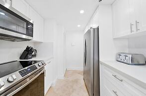 High-rise Comfort With Balcony and Pool