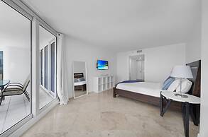 High-rise Comfort With Balcony and Pool