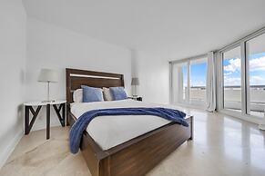 High-rise Comfort With Balcony and Pool