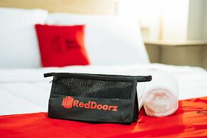 RedDoorz Plus near Osmena Highway 2 - Quarantine Hotel