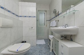 Apartment and Rooms Ana