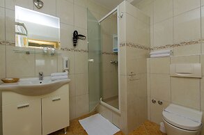 Apartment and Rooms Ana