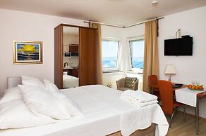 Apartment and Rooms Ana