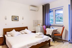 Apartment and Rooms Ana