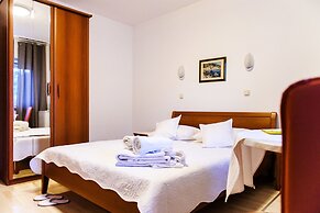 Apartment and Rooms Ana
