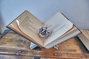 Abbraccio di Romeo e Giulietta