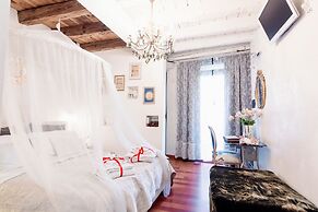 Abbraccio di Romeo e Giulietta