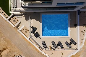 Villa Compass Luxury in a natural bay