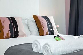 Cosy Home Near Station, Parking, Netflix, Sleeps 5