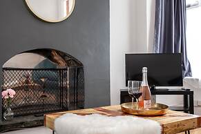 Cosy Home Near Station, Parking, Netflix, Sleeps 5