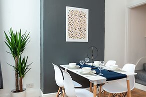 Cosy Home Near Station, Parking, Netflix, Sleeps 5