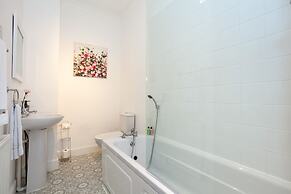 Cosy Home Near Station, Parking, Netflix, Sleeps 5