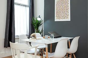 Cosy Home Near Station, Parking, Netflix, Sleeps 5