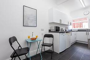 Cosy Home Near Station, Parking, Netflix, Sleeps 5