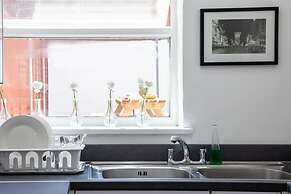 Cosy Home Near Station, Parking, Netflix, Sleeps 5