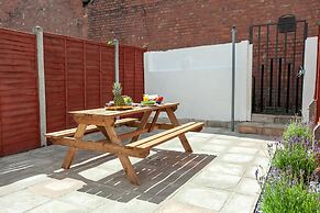 Cosy Home Near Station, Parking, Netflix, Sleeps 5